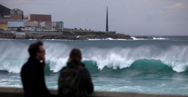 14/01/2020.- Las olas rompen contra la costa de la ciudad de A Coruña. / EFE - CABALAR