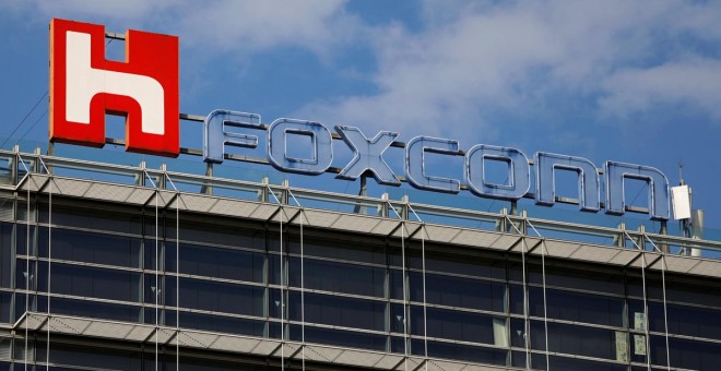 El logo de Foxconn, el nombre comercial de Hon Hai Precision Industry, en la sede de la compañía en Taipei, Taiwán. REUTERS/Tyrone Siu