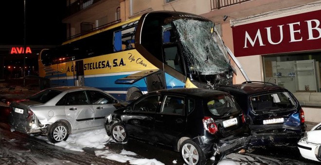 Imagen del accidente de tráfico de un autobús en Navarra. EFE/ Jesus Diges.