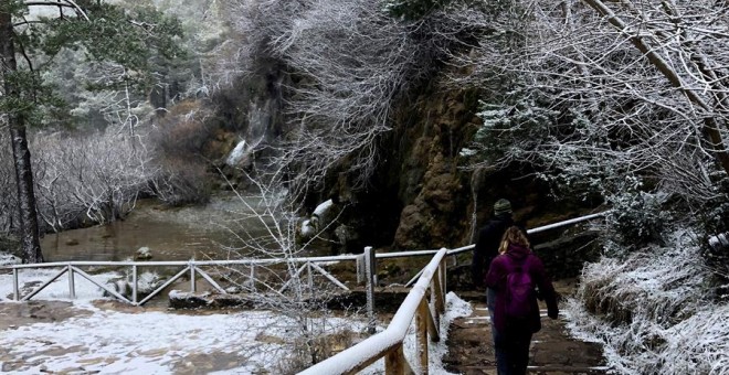VEGA DEL CODORNO (CUENCA), 19/01/2020.- El nacimiento del río Cuervo, en Cuenca, ha amanecido cubierto de blanco tras la nevada de las últimas horas, que han animado las visitas a este lugar de gran belleza natural. Las intensas lluvias de las últimas sem