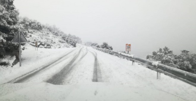 Una de las carreteras valencianas cortadas por la copiosa nevada que ha caido este domingo. EP