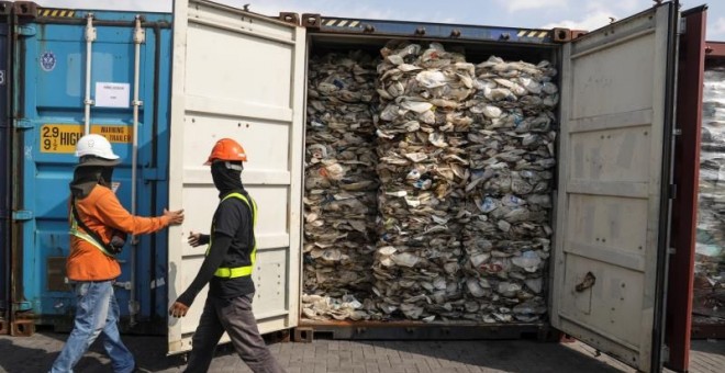 Imagen de archivo de contenedores repletos de plástico en Puerto Klang en Selangor (Malasia). EFE/ Fazry Ismail