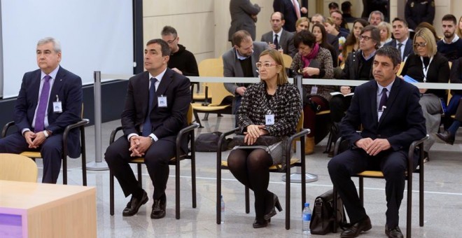 Els quatre acusats, Cèsar Puig, Pere Soler, Teresa Laplana i Josep Lluís Trapero, durant la primera sessió del judici a l'Audiencia Nacional destinada a les qüestions prèvies. EFE
