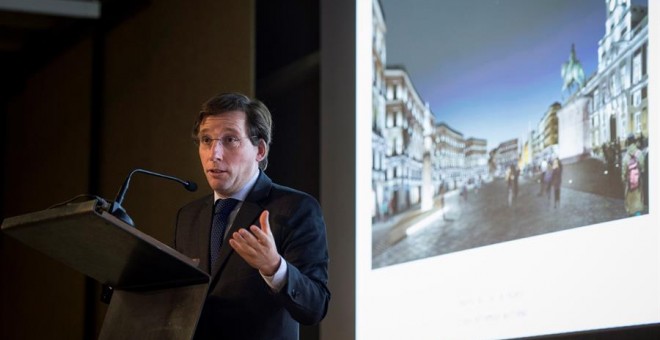 El alcalde de Madrid, José Luis Martínez-Almeida, durante la presentación de la remodelación de la Puerta del Sol, que supondrá la peatonalización de esta emblemática plaza. EFE/Luca Piergiovanni