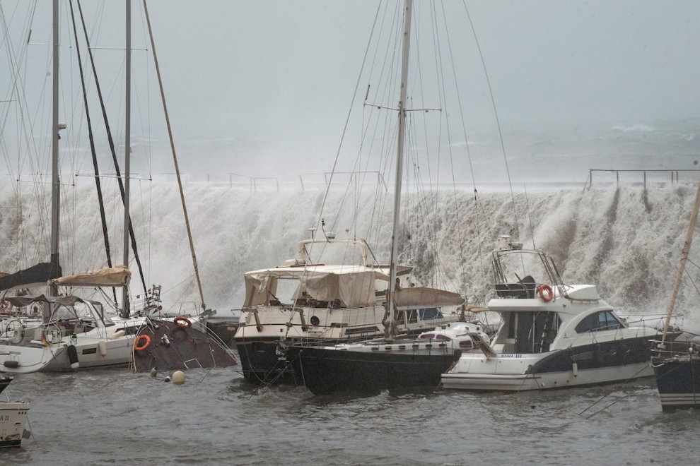 21/01/2020.- Grandes olas sobrepasan el espigón del Puerto Olímpico de Barcelona hundiendo uno de los barcos atracados. / EFE - ENRIC FONTCUBERTA