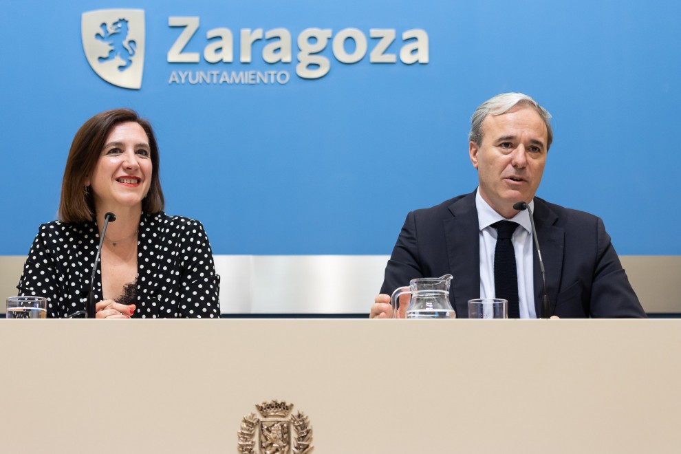 El alcalde Jorge Azcón (PP) y la vicealcaldesa Sara Fernández (C’s) están sacando adelante sus primeros presupuestos con el apoyo de Vox. AYUNTAMIENTO DE ZARAGOZA