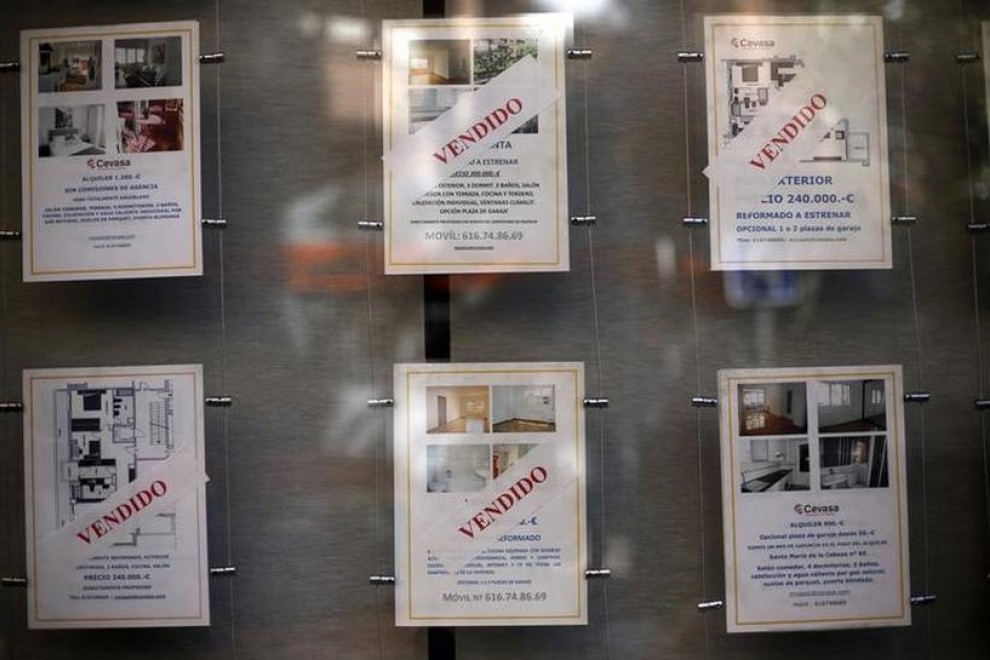 Carteles mostrando las propiedades vendidas en una agencia inmobiliaria en Madrid REUTERS/Susana Vera