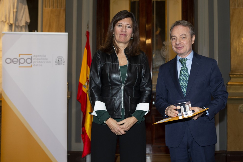 El director general de Fundación Mutua Madrileña, Lorenzo Cooklin, con la directora de la Agencia Española de Protección de Datos (AEPD), Mar España.