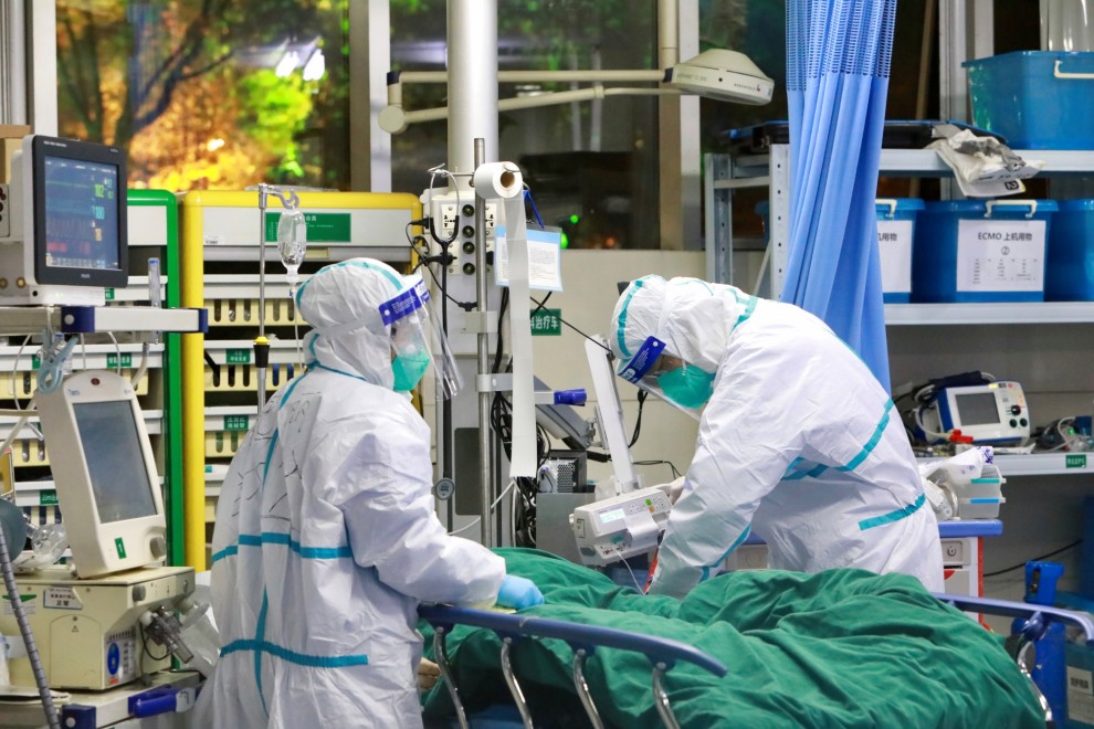 29/01/2020 - El personal médico trata a un paciente con neumonía causada por el nuevo coronavirus en el Hospital Zhongnan de la Universidad de Wuhan. / REUTERS