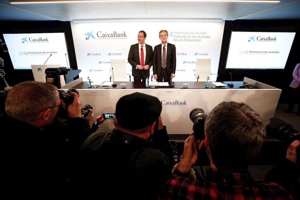 El presidente de CaixaBank, Jordi Gual, y el consejero delegado, Gonzalo Gortázar, posam para los medios gráficos al comienzo de la rueda de prensa en la que presentan los resultados de la entidad del ejercicio de 2019. EFE/Manuel Bruque