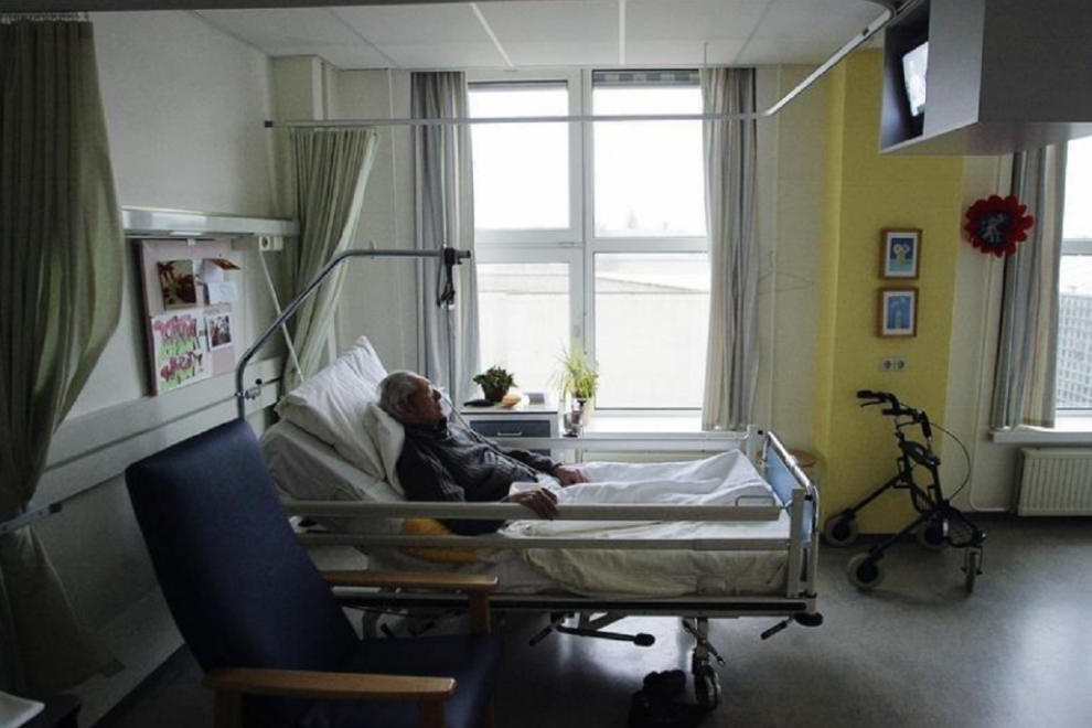 Imagen de archivo de un hombre sin identificar que sufre alzheimer en un hospital de Holanda./ REUTERS/Michael Kooren
