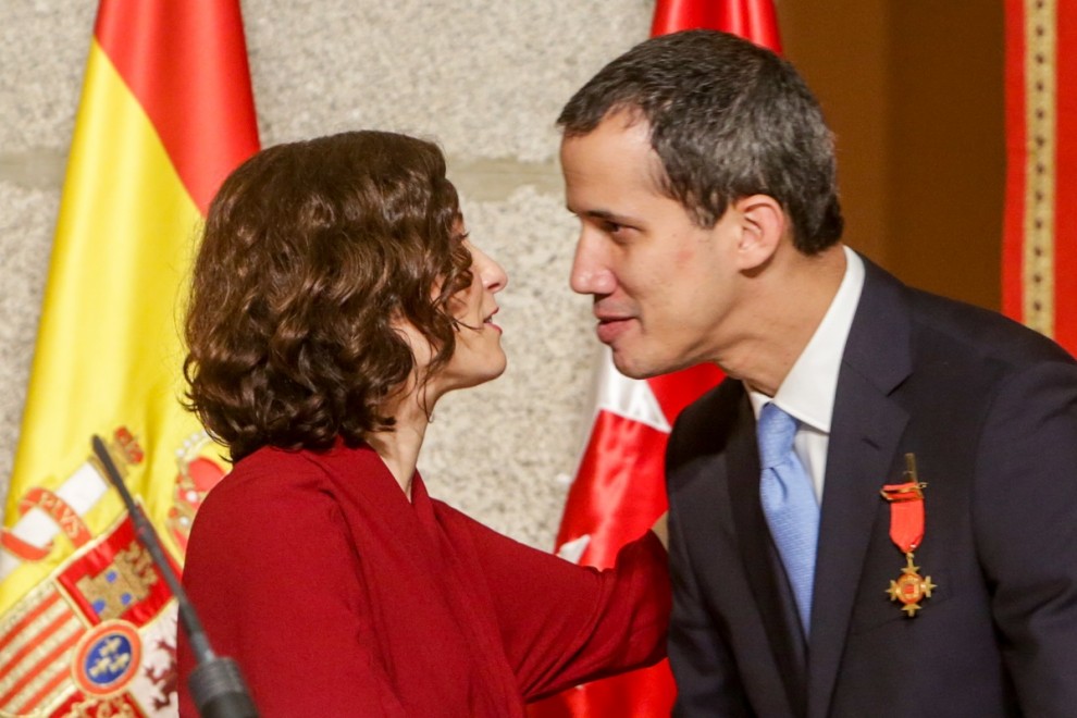 La presidenta de la Comunidad de Madrid, Isabel Díaz Ayuso (i), mantiene un encuentro con el presidente de la Asamblea Nacional de Venezuela, Juan Guaidó (d). EP
