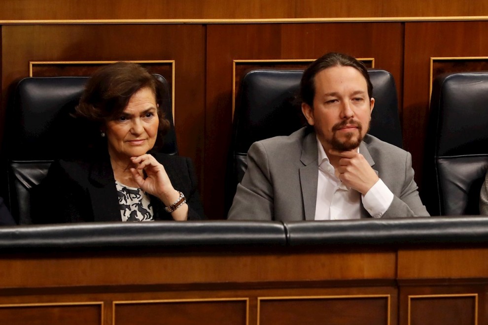 12/02/2020.- La vicepresidenta primera, Carmen Calvo (i), y el vicepresidente segundo, Pablo Iglesias (d), asisten a la sesión de control celebrada, este miércoles, en el Congreso de los Diputados en Madrid. EFE/ Ballesteros