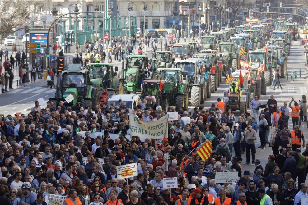 Tractores bloquean las calles de València. / EP