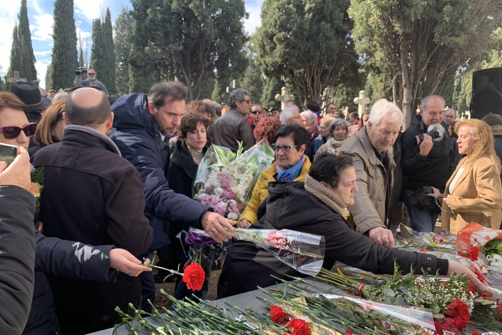 El alcalde de Valladolid junto a otras personas deja una ofrenda floral sobre el monumento.- PSOE VALLADOLID