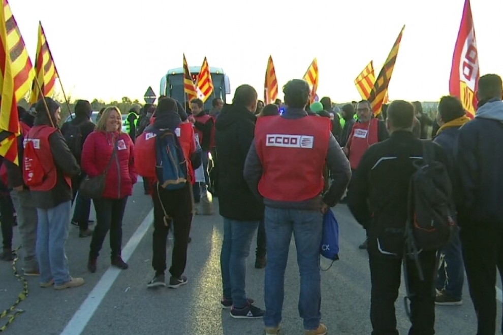 Tall de carretera d'un piquet durant la vaga a la petroquímica de Tarragona. CCOO Catalunya