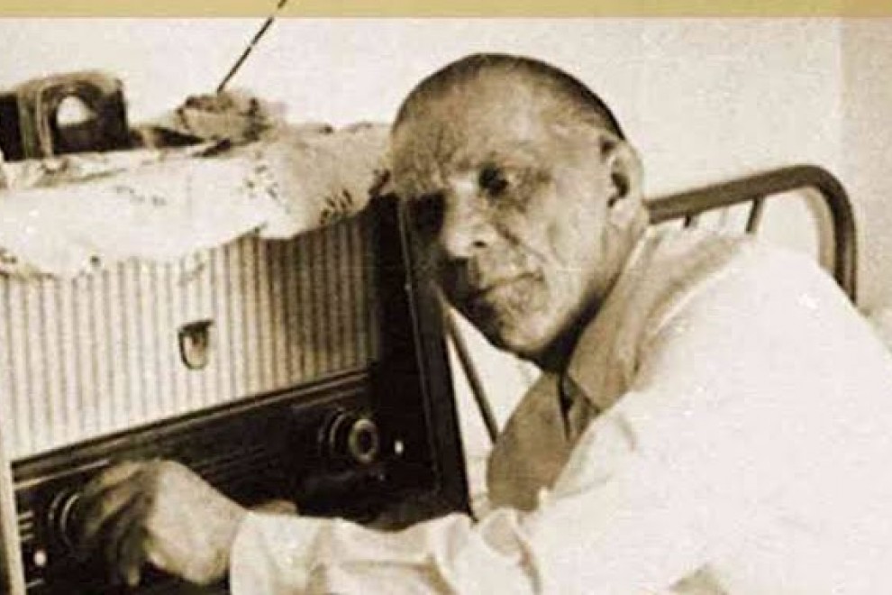 El topo de Mijas, Manuel Cortés escuchando la radio en sus años de encierro