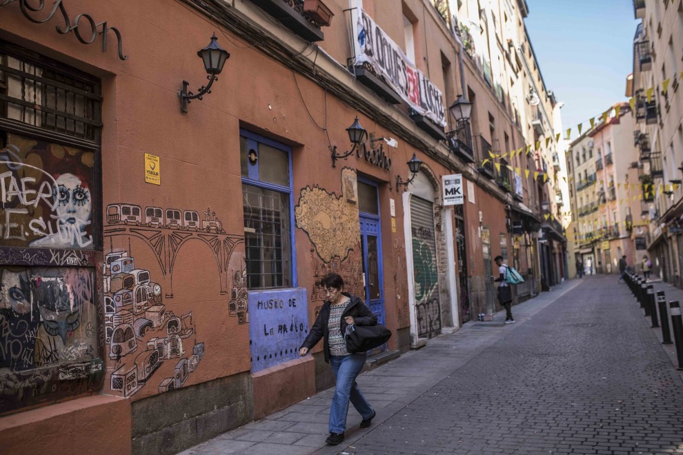 El bar Museo de la Radio, ya cerrado, bajo la pancarta de Bloques en lucha, en la calle Santa Ana de Madrid.- JAIRO VARGAS