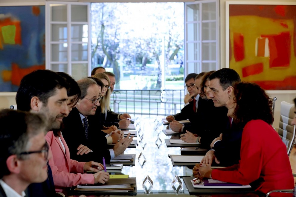 26/02/2020.-  El presidente del Gobierno, Pedro Sánchez (2d) conversa con el presidente de la Generalitat, Quim Torra (4i), en la primera reunión de la mesa de diálogo para solucionar el conflicto político en Catalunya. / EFE