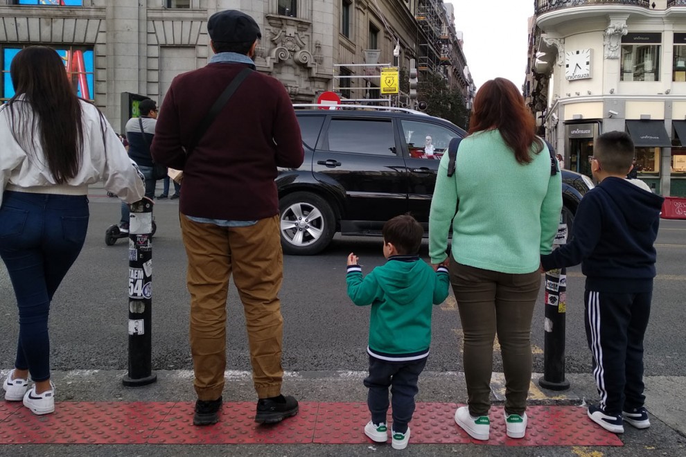 Dos niños esperan para cruzar en un paso de cebra de Madrid. / H.M.