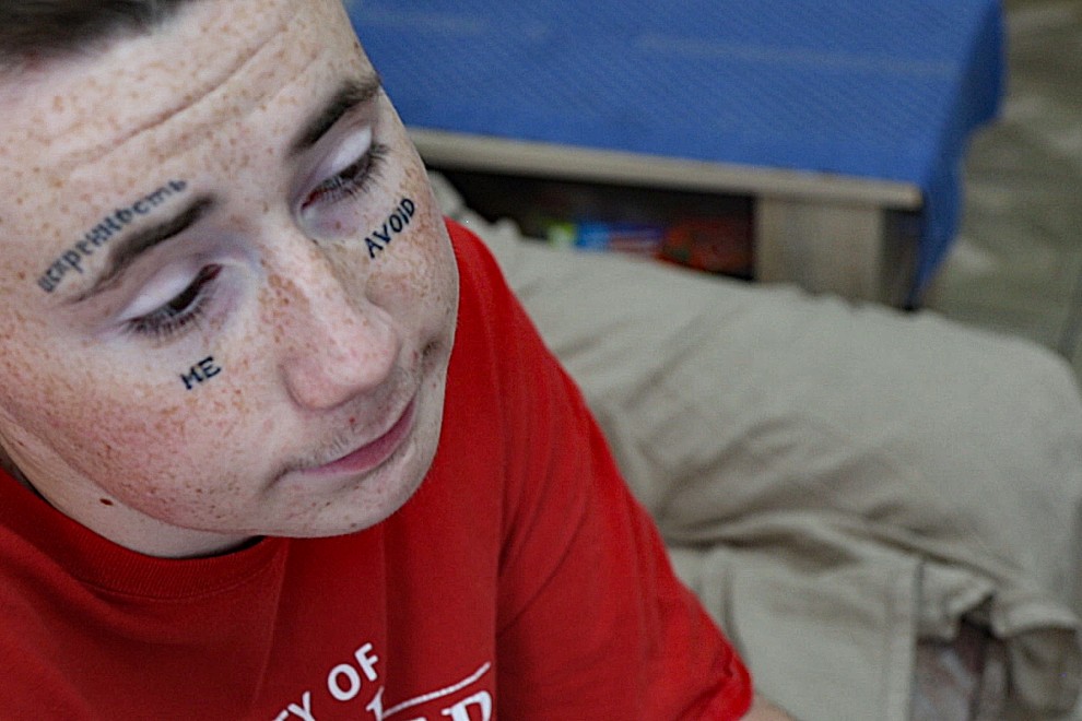 Moses, de 16 años, procede de Melitópol, Ucrania. En el rostro, se aprecia tatuado, en inglés, 'evítame'. FERRÁN BARBER.