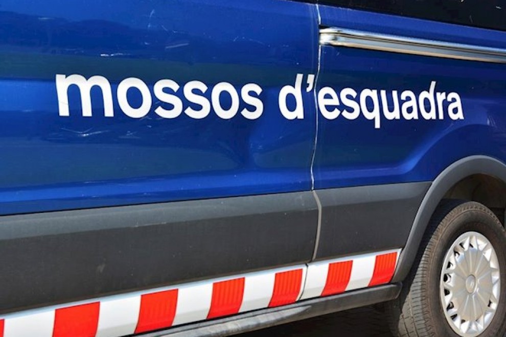Foto de archivo de un vehículo policial de los mossos. / EP