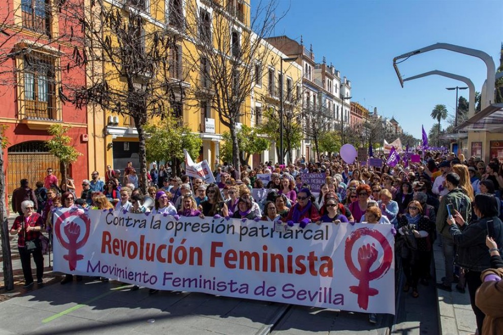 La calle San Fernando de Sevilla durante la manifestación del 8M. EFE