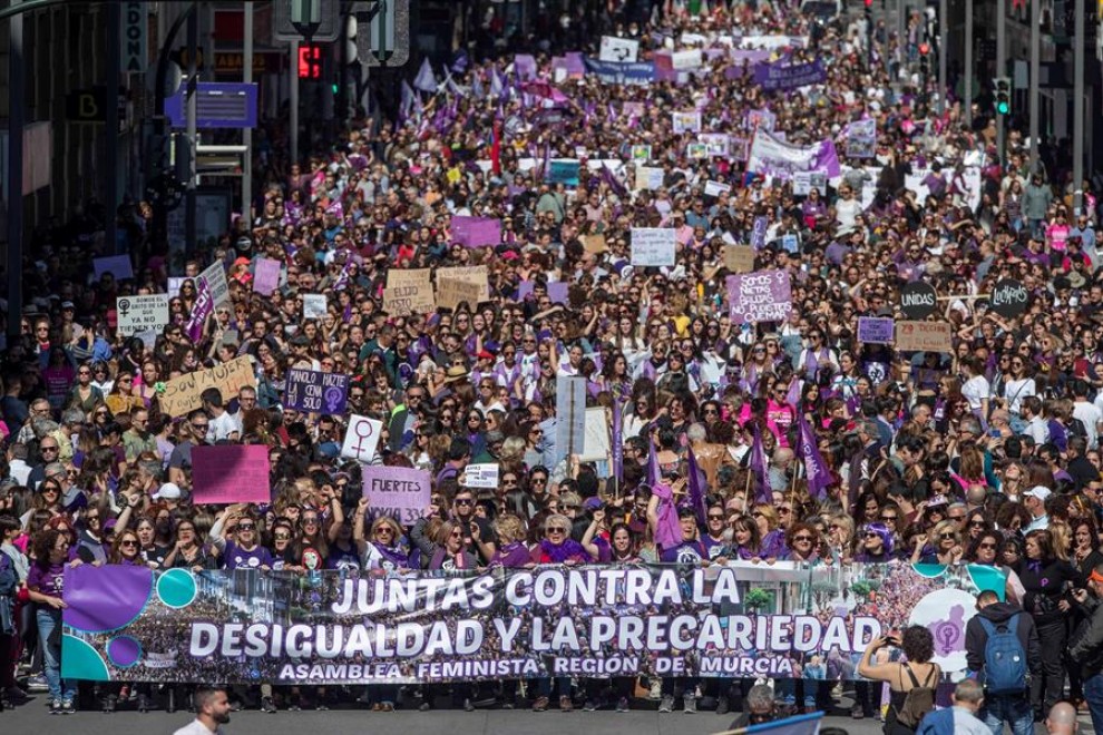 Vista de la manifestación celebrada hoy en Murcia en conmemoración del Dia Internacional de la Mujer. . EFE/Marcial Guillén