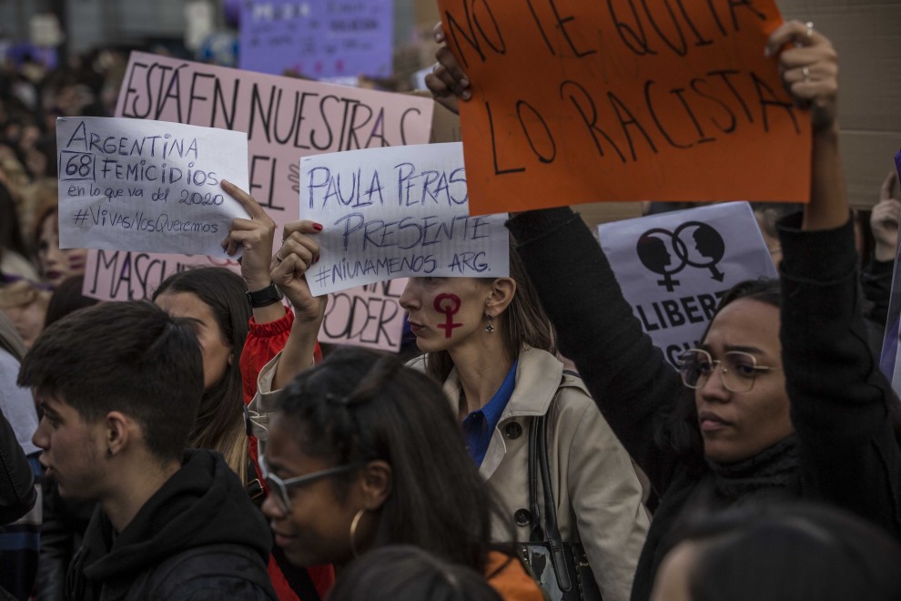 Asistentes a la manifestación feminista de Madrid lucen carteles con nombres de mujeres víctimas de la violencia machista. JAIRO VARGAS