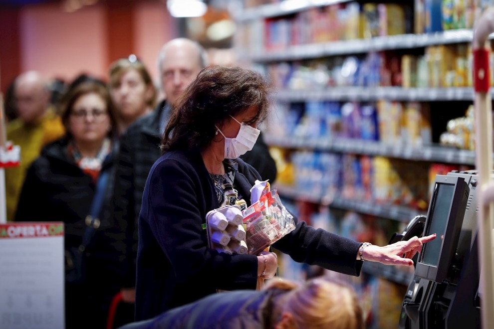 Una mujer hace la compra en un supermercado de San Sebastián. EFE/Javier Etxezarreta
