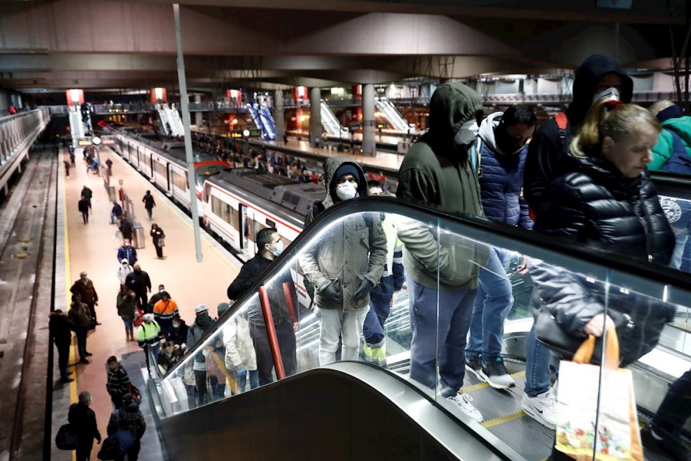 17/03/2020.- Varios usuarios protegidos con mascarillas transitan a primera hora de este martes la estación de Cercanías de Madrid-Atocha. / EFE - MARISCAL