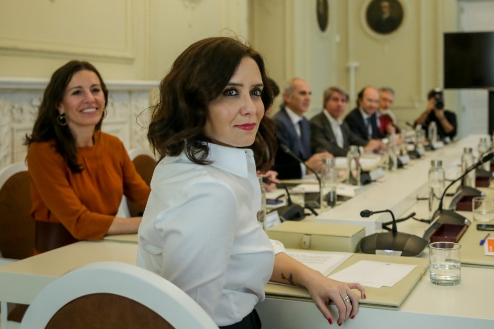 09/03/2020 - La presidenta de la Comunidad de Madrid, Isabel Díaz Ayuso (d), que aparece en la imagen junto con la consejera de Presidencia, María Eugenia Carballedo, durante un Consejo de Gobierno extraordinario. / EUROPA PRESS- RICARDO RUBIO