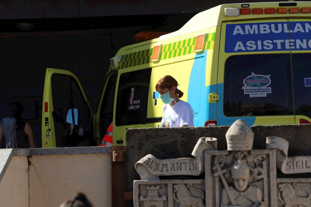 Una mujer con mascarilla pasa por delante del Hospital Clínico de Salamanca. Castilla y León ha alcanzado ya los 668 casos positivos de coronavirus. EFE/J.M.GARCÍA