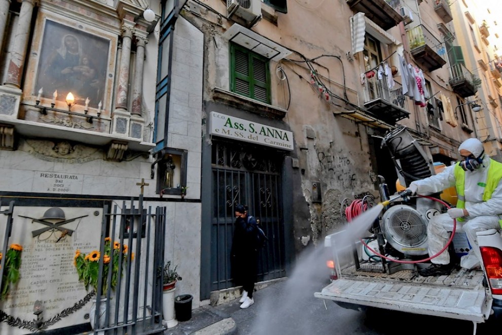 Equipos de desinfección limpian las calles de un barrio de Napolés (Italia). /EFE