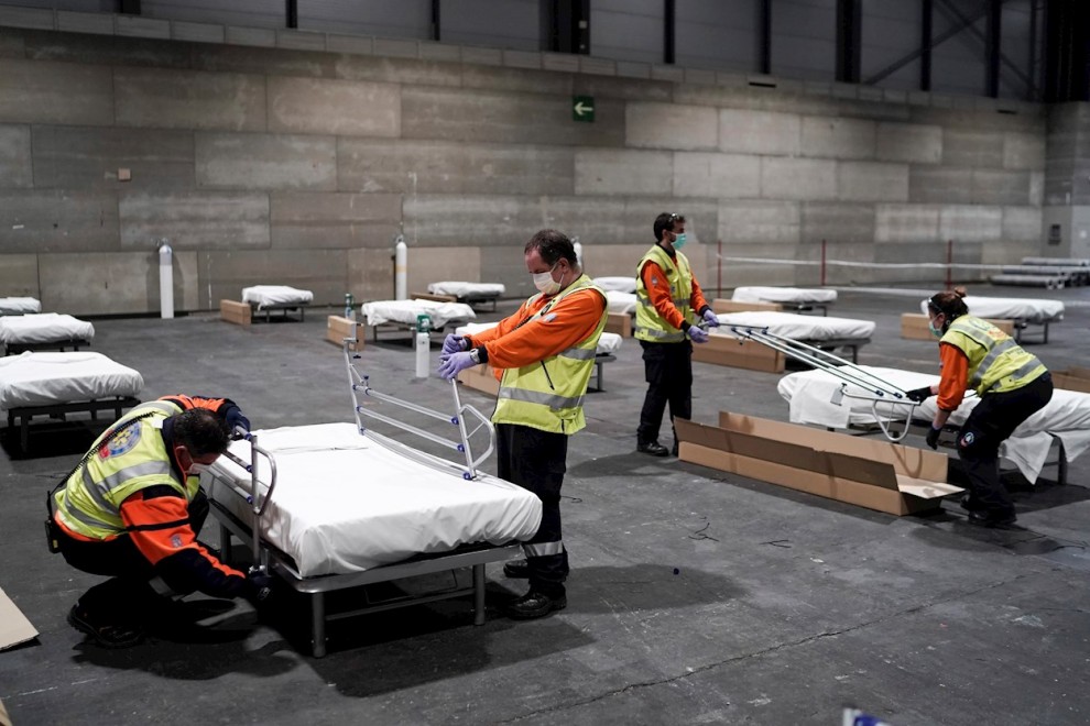 Personal sanitario prepara camas en uno de los pabellones del recinto ferial Ifema, que se preparan para albergar 1.396 camas para atender a pacientes de coronavirus, el sábado, en Madrid. EFE/ Comunidad De Madrid