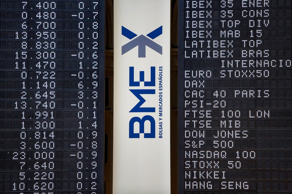 El logo de BME entre dos paneles informativos en el patio de negociación de la Bolsa de Madrid. E.P.