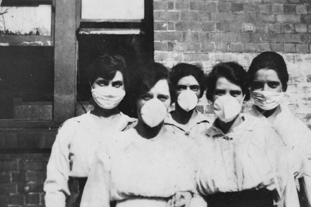 Imagen de un grupo de mujeres utilizando mascarillas para protegerse de la pandemia de la gripe de 1918
