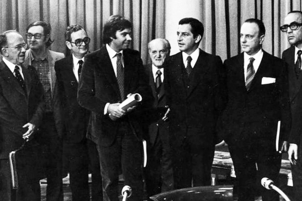 Adolfo Suárez y Felipe González se miran, flanqueados por Santiago Carrillo (izquierda), Manuel Fraga y los otros firmantes de los Pactos de la Moncloa, tras su rúbrica el 25 de octubre de 1977. | EFE