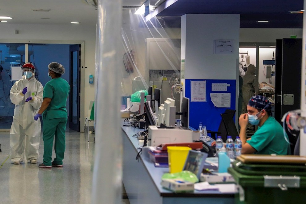 Personal sanitario en una UCI en el Hospital Puerta de Hierro, este jueves durante la vigésima sexta jornada del Estado de Alarma decretado por el Gobierno para frenar la pandemia del coronavirus. EFE/JuanJo Martín