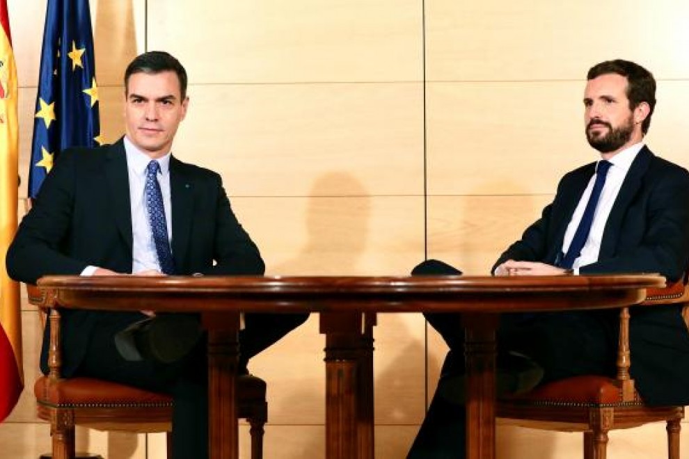 El presidente del Gobierno, Pedro Sánchez, y el líder del PP, Pablo Casado en un encuentro en el mes de diciembre de 2019. EFE