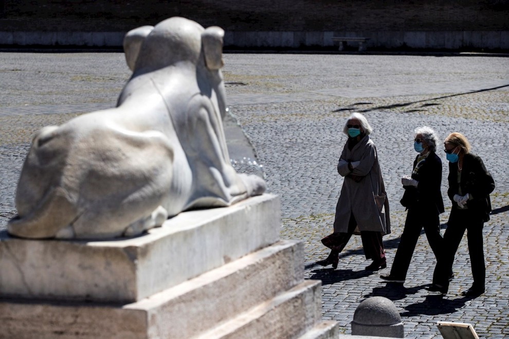 Personas con máscaras protectorasn en la plaza Piazza del Popolo en Roma, Italia, durante un encierro nacional por la pandemia.- EFE / EPA / ANGELO CARCONI