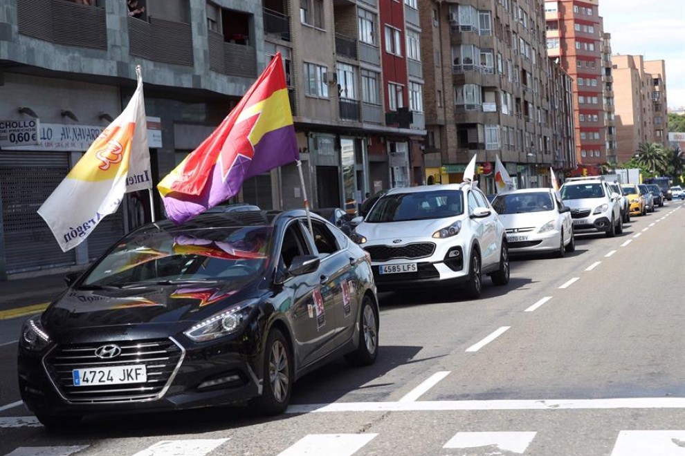 La Intersindical de Aragón se ha manifestado con una caravana de unos 30 coches para celebrar el Primero de Mayo en defensa de los derechos de los trabajadores. EFE/Javier Cebollada