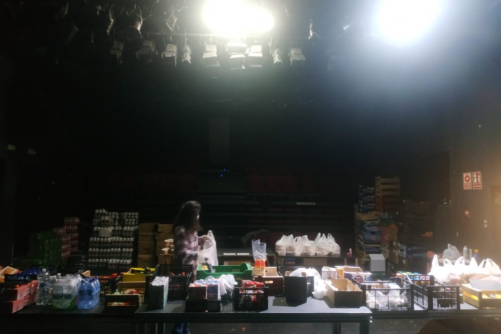El escenario del Teatro del Barrio en Madrid convertido en Banco de alimentos.- GUILLERMO MARTÍNEZ