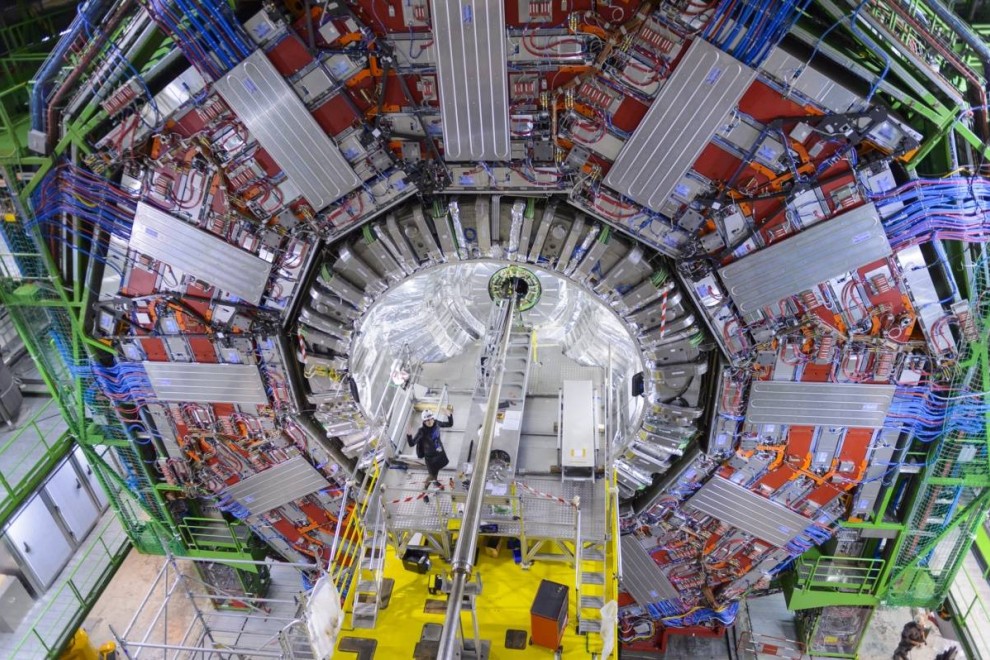 Noemí Carabán tras colocar una de las cámaras para una conexión en vivo desde el corazón del detector CMS, uno de los dos experimentos que confirmaron el descubrimiento del boson de Higgs. / Noemí Carabante / CERN