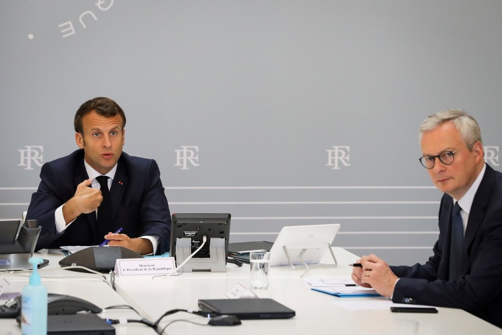 El presidente francés, Emmanuel Macron, con el ministro de Economía y Finanzas, Bruno Le Maire,  durante una videoconferencia con empresarios en  el Palacio del Elíseo, en París (Francia). REUTRERS/Ludovic Marin / Pool
