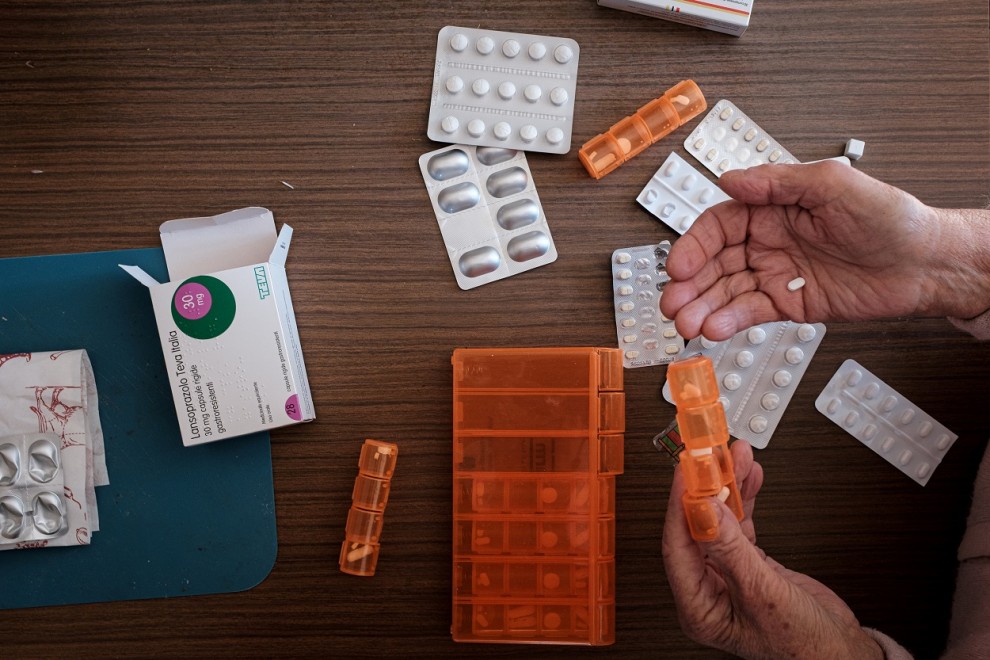 Una anciana organiza las medicinas que le han prescrito. REUTERS/Marzio Toniolo