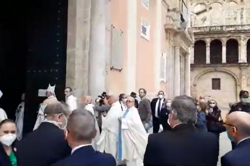 Momento en el que la Virgen sale a la puerta de la basílica, pese al estado de alarma.