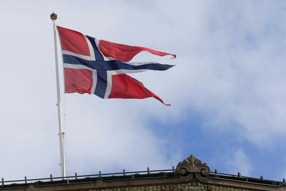 La bandera de Noruega en lo alto de un edificio en Oslo. REUTERS/Ints Kalnins