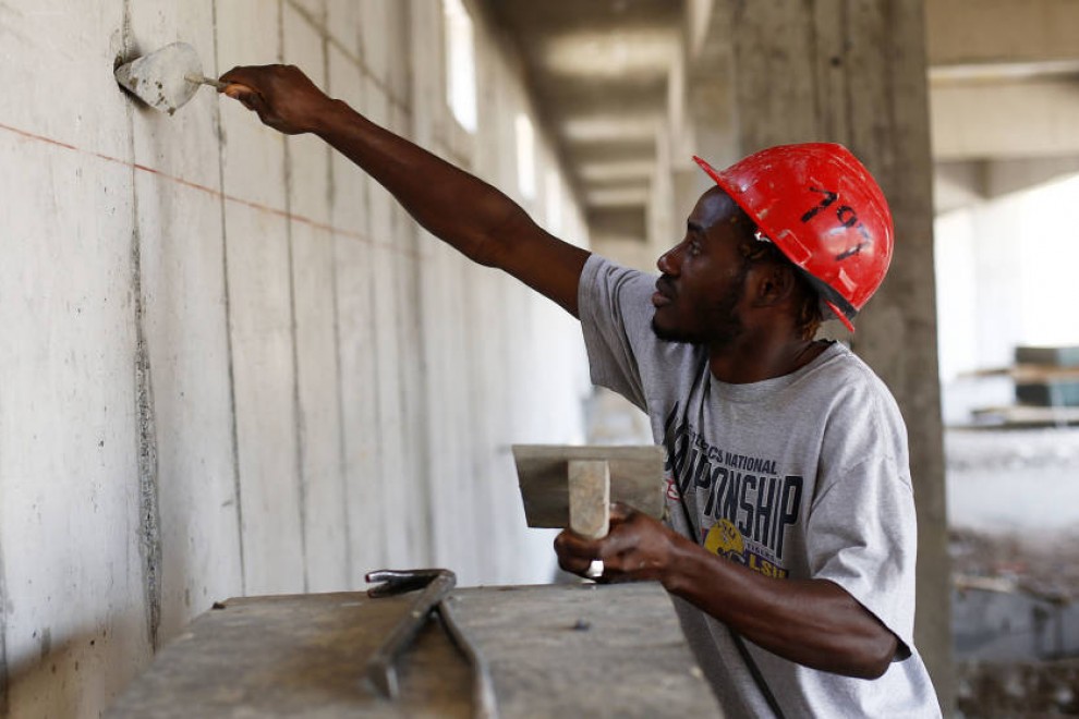 Un trabajador extranjero durante su jornada laboral en la construcción.- EFE