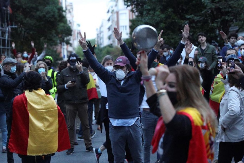 Vecinos del madrileño barrio de Salamanca participan en una protesta contra el Gobierno por su gestión en la crisis del coronavirus, este miércoles en Madrid. EFE/Rodrigo Jiménez